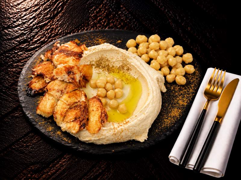 بشقاب حمص با برش شاورما مرغ