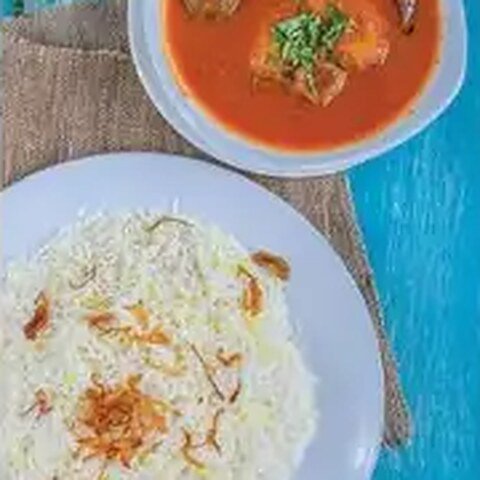 صالونة سمك مع الأرز والسلطة