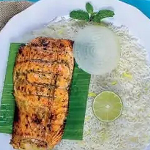وجبة سلمون مشوي مع الأرز