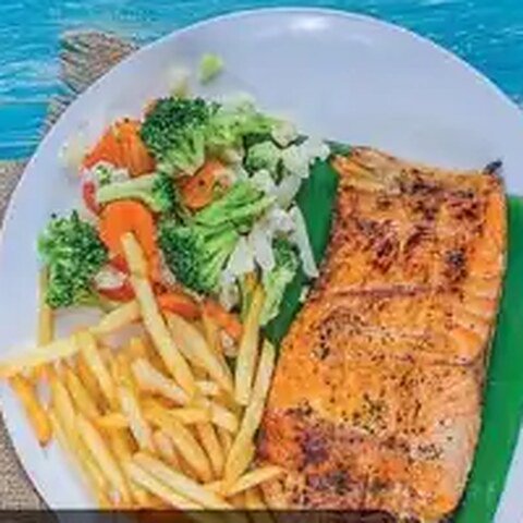 سلمون مشوي مع الخضار والبطاطا والسلطة